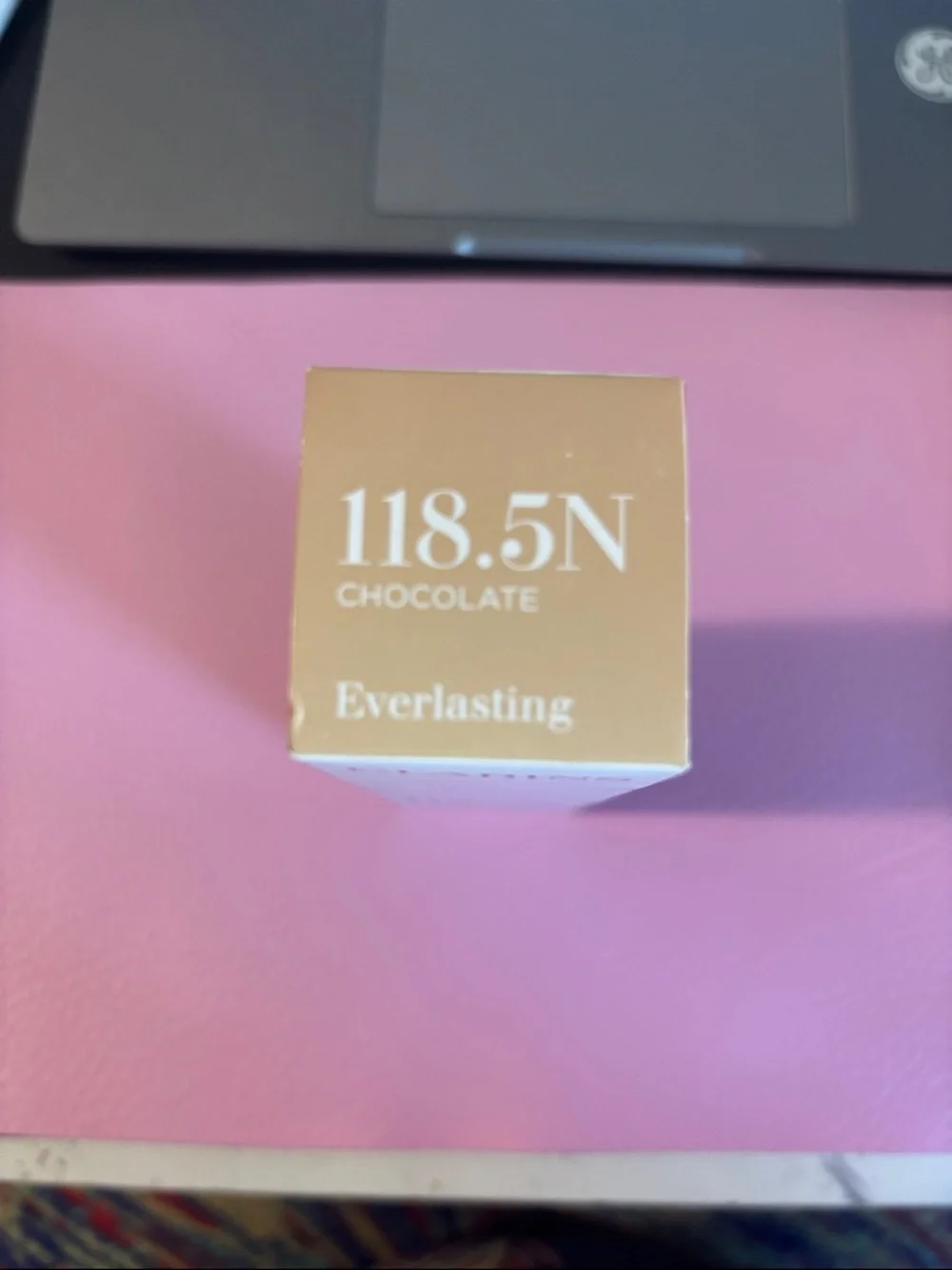 Clarins Everlasting Matte Foundation 118.5N – White & Pink Text Box